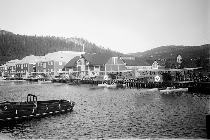 Klicka på bilden för större version

Namn:		Flyghamnen i Örnsköldsvik. Fem förtöjda flygplan av typ S 1.jpg.jpg
Visningar:	158
Storlek:		105,2 KB
ID:		18057
