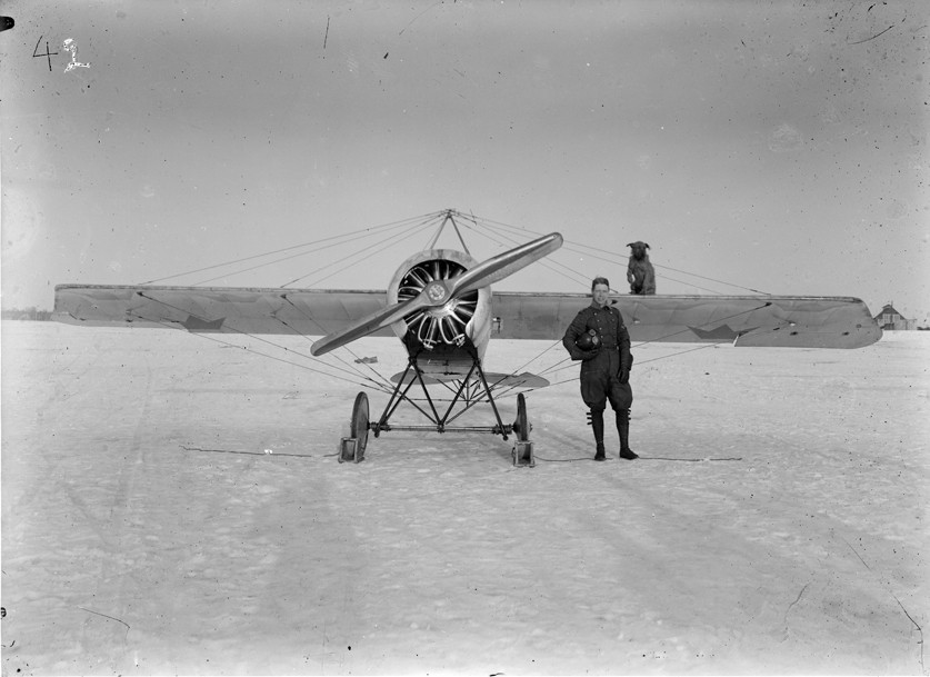 Klicka på bilden för större version

Namn:		Flygplan Thulin K Thulinjagaren på marken. En man står framför flygplanet och en hund sitter på flygplansvingen. 1920.jpg
Visningar:	150
Storlek:		95,0 KB
ID:		18058
