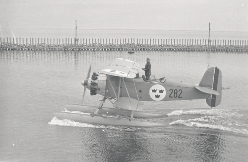 Klicka på bilden för större version

Namn:		Jaktplan av typ Heinkel HD 19 (i svenska Flygvapnet J 4) fotograferat i Malmö hamn 1929.jpg
Visningar:	150
Storlek:		714,8 KB
ID:		18059
