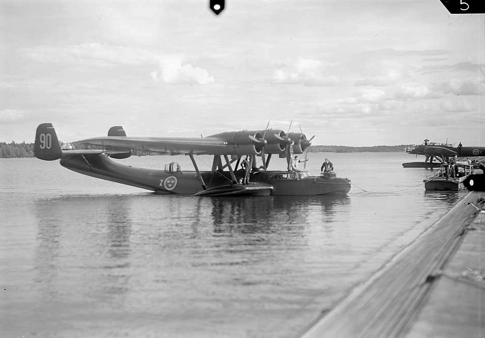Klicka på bilden för större version

Namn:		Förberedelse för upptagning av flygplan TP 24 på slip. Flygplanet förtöjes. I bakgrunden syns flygplan T 2. 1942.jpg
Visningar:	171
Storlek:		92,8 KB
ID:		18064
