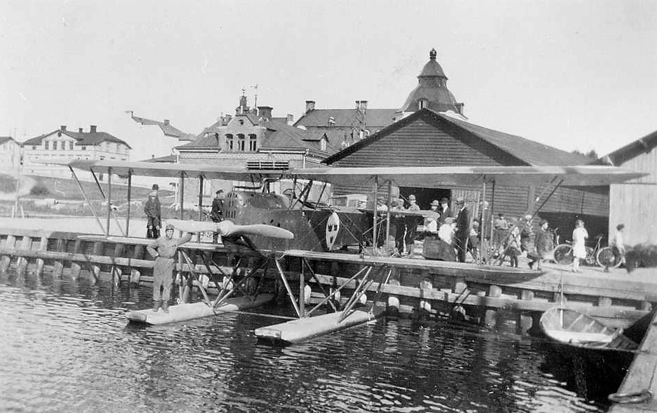 Klicka på bilden för större version

Namn:		Sjöflygplan S 1 vid hamnen i Örnsköldsvik. 1927.jpg.jpg
Visningar:	166
Storlek:		160,7 KB
ID:		18065
