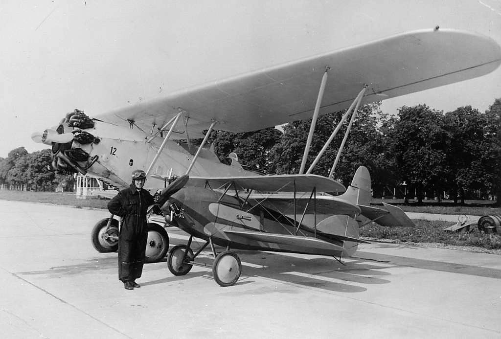 Klicka på bilden för större version

Namn:		Tyghantverkare George Holmberg står i flygarutrustning framför sitt hemmabygge Holmberg Racer på Malmen. I bakgrunden står flygplan S 6. 1937.jpg
Visningar:	161
Storlek:		112,7 KB
ID:		18071
