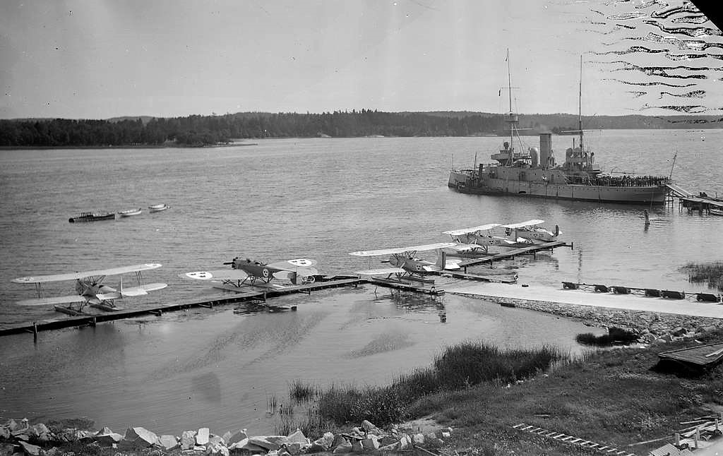 Klicka på bilden för större version

Namn:		Slipen på F 2 Roslagens flygflottilj Flygplan S 5 och SK 4 förankrade vid brygga och fartyget H.M.S Göta förankrat bredvid. 1929.jpg
Visningar:	151
Storlek:		156,3 KB
ID:		18072
