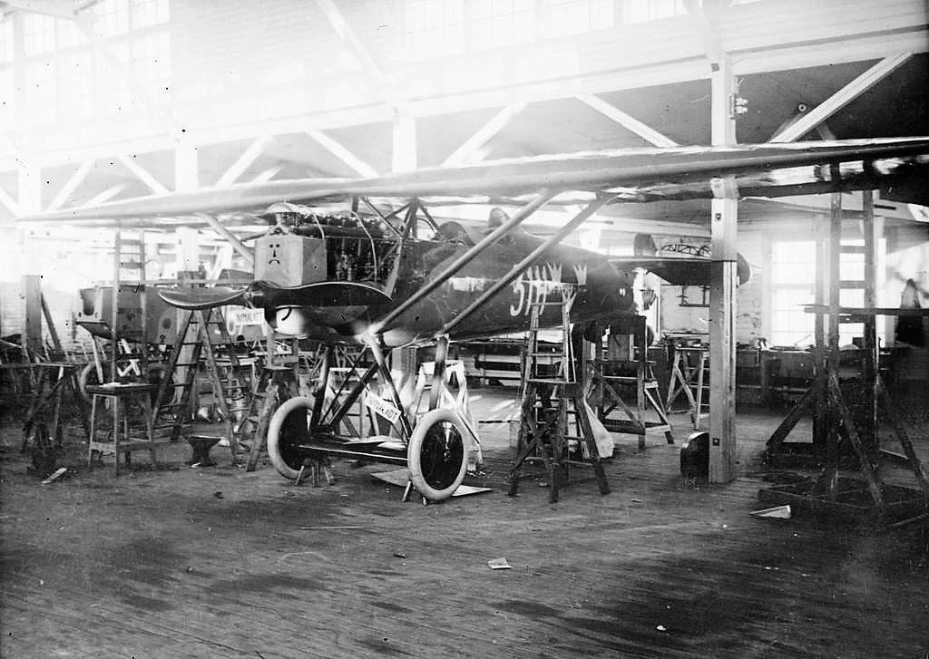 Klicka på bilden för större version

Namn:		Underhåll  montering på flygplan FVM J 23 i hangar på flygverkstäderna Malmslätt. 1924.jpg.jpg
Visningar:	170
Storlek:		160,4 KB
ID:		18073
