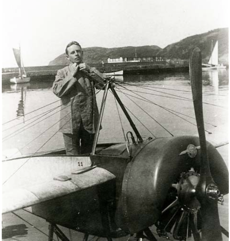 Klicka på bilden för större version

Namn:		Enoch Thulin i Mölle med monoplan Thulin B 1917.jpg
Visningar:	134
Storlek:		615,0 KB
ID:		18141
